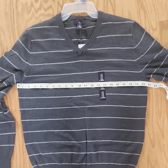 GAP Men's Dark Gray Striped V-Neck Sweater Medium NwT - Picture 10 of 17